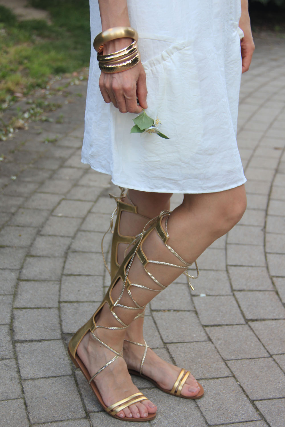 colourclub-onlinemagazin-blog-fashionblog-outfit-white-dress-gladiators