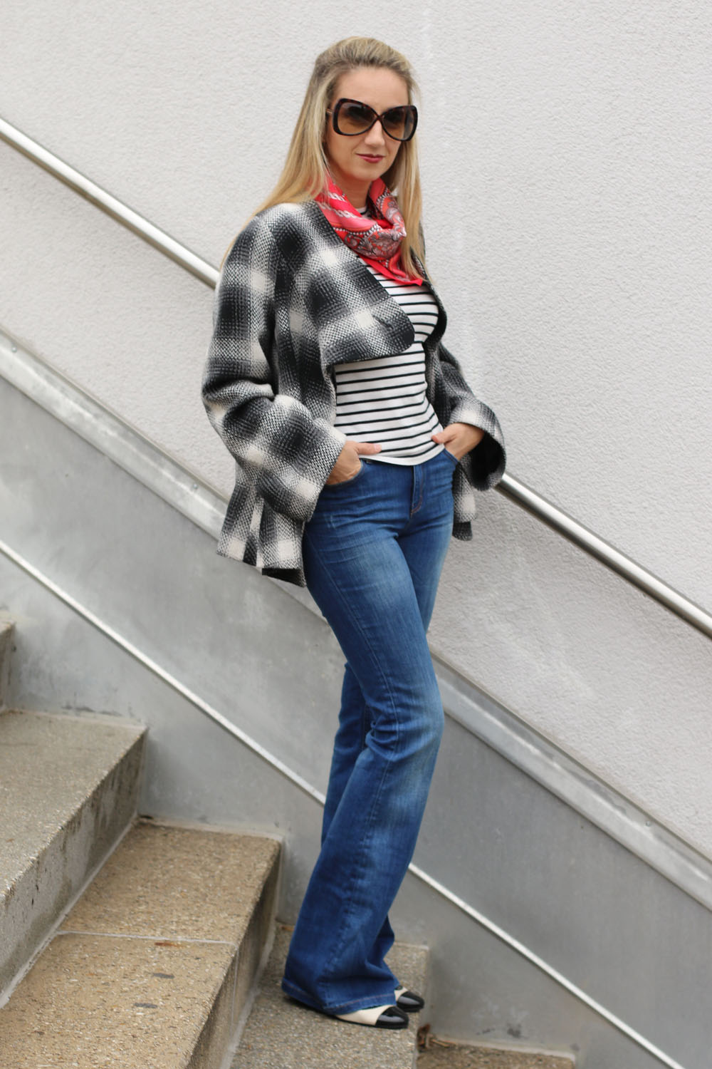 colourclub-schlaghose-trend-flared-jeans-marry-jane-pumps-stripes-shirt6