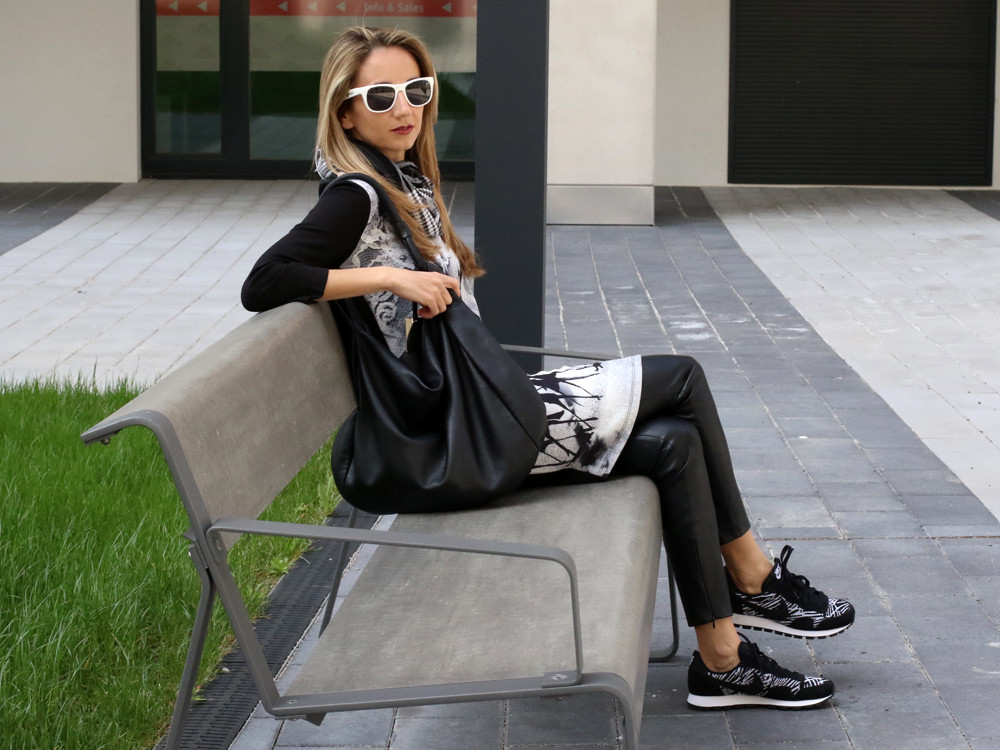 Casual Black and White Style – Kleid über Hose mit Nike Sneakers und Furla Bag