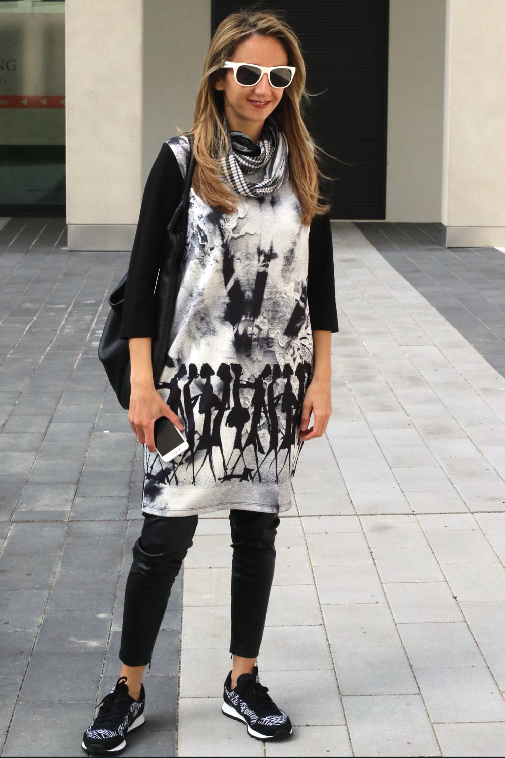 colourclub-fashionblog-outfit-dress-over-pants-black-and-white-nike-sneakers-furla-bag2