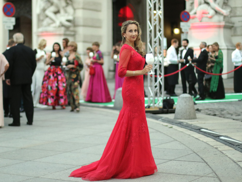 colourclub-fashionblog-fete-imperiale-2017-red-evening-gown-flossmann-vondru-michaelerplatz6
